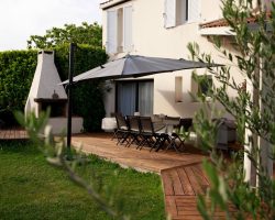 Villa avec piscine au charme authentique et naturel.
