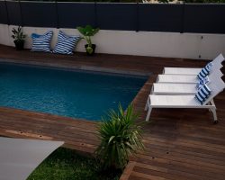 Villa avec piscine au charme authentique et naturel.