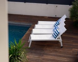 Villa avec piscine au charme authentique et naturel.