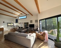Villa avec piscine au charme authentique et naturel.
