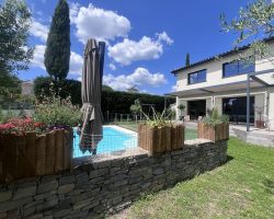 Villa climatisée avec piscine.