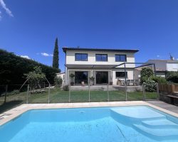 Villa climatisée avec piscine.