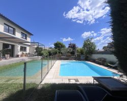 Villa climatisée avec piscine.