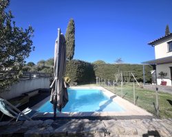 Villa climatisée avec piscine.