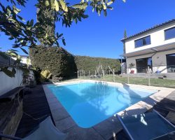 Villa climatisée avec piscine.
