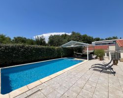 Maison de ville avec piscine privée, jardin et terrasses à deux pas du centre et proche des plages​