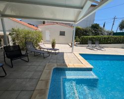 Maison de ville avec piscine privée, jardin et terrasses à deux pas du centre et proche des plages​