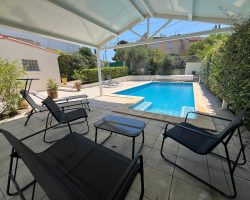Maison de ville avec piscine privée, jardin et terrasses à deux pas du centre et proche des plages​