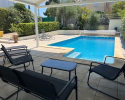 Maison de ville avec piscine privée, jardin et terrasses à deux pas du centre et proche des plages​
