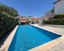 Maison de ville avec piscine privée, jardin et terrasses à deux pas du centre et proche des plages​