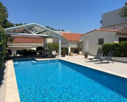 Maison de ville avec piscine privée, jardin et terrasses à deux pas du centre et proche des plages​