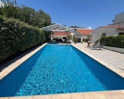 Maison de ville avec piscine privée, jardin et terrasses à deux pas du centre et proche des plages​