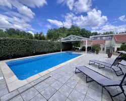 Maison de ville avec piscine privée, jardin et terrasses