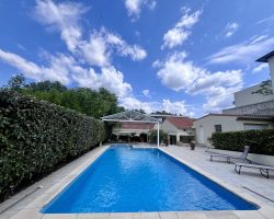 Maison de ville avec piscine privée, jardin et terrasses