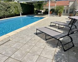 Maison de ville avec piscine privée, jardin et terrasses