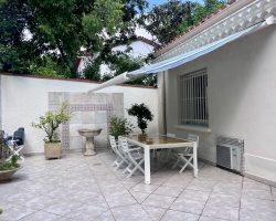 Maison de ville avec piscine privée, jardin et terrasses