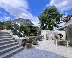 Maison de ville avec piscine privée, jardin et terrasses