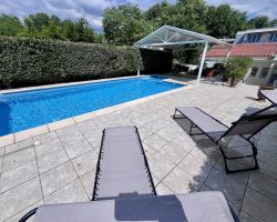 Maison de ville avec piscine privée, jardin et terrasses